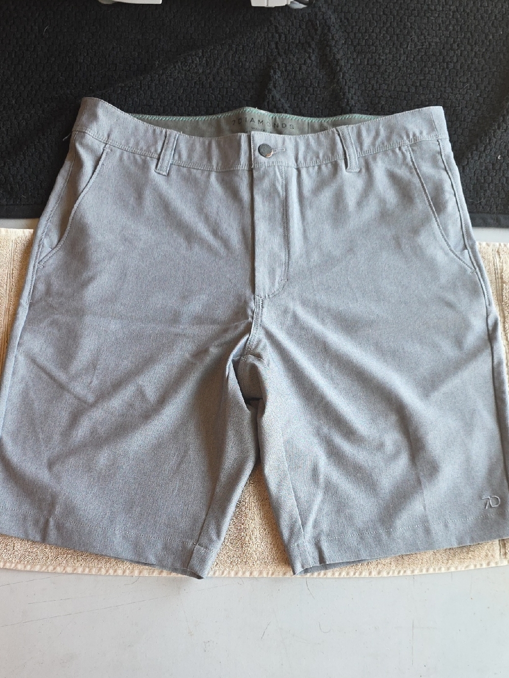 7 Diamonds Light Gray Men’s Flat Front Performance Shorts Size 32